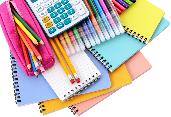 Útiles escolares: cuadernos, lápices de colores, plumas y calculadora