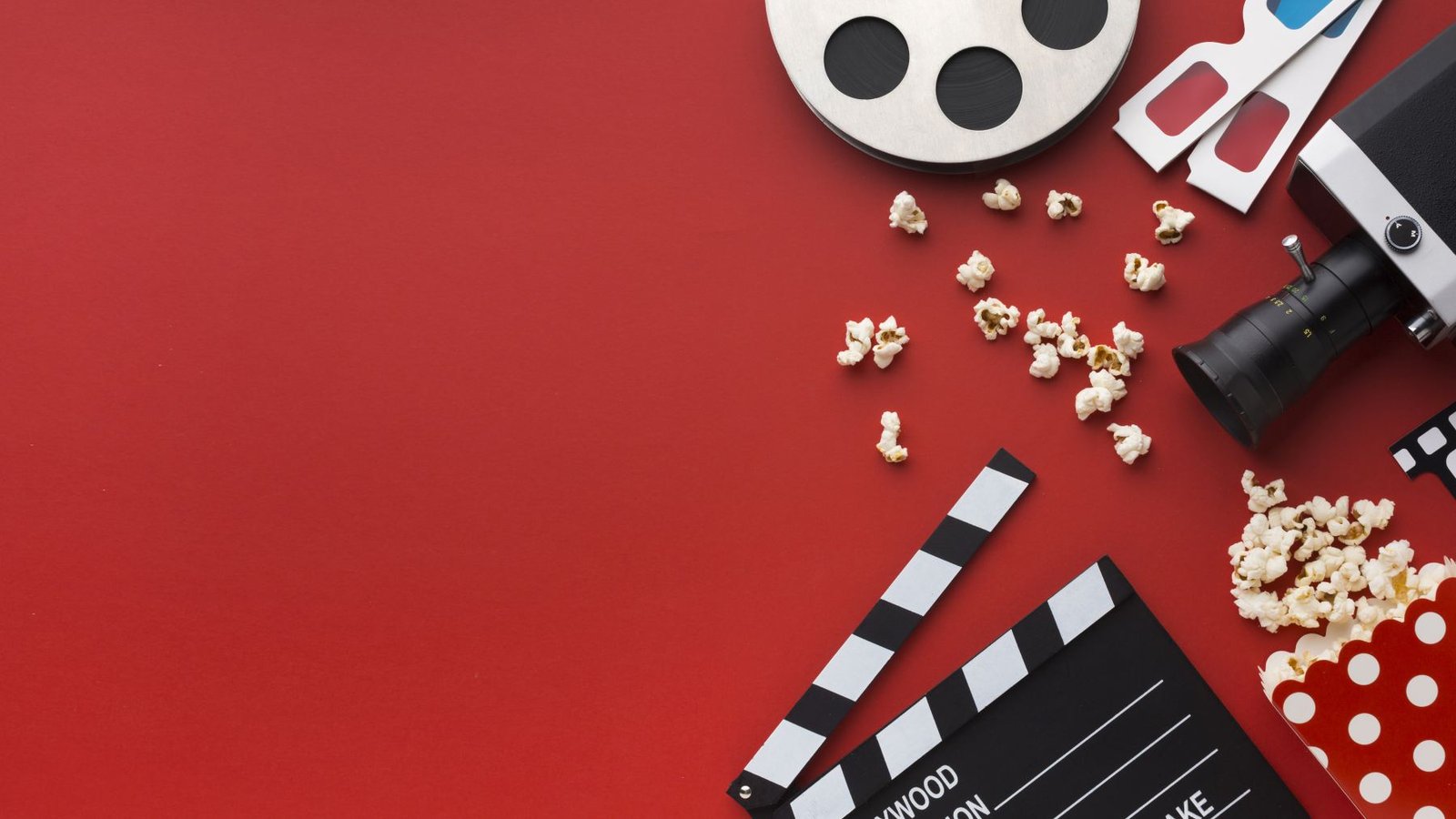 Palomitas, claqueta, rollo de película y lentes 3D sobre fondo rojo