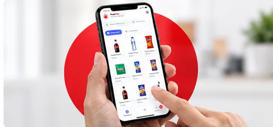 Manos sosteniendo un teléfono con el catálogo de productos de Phoenix